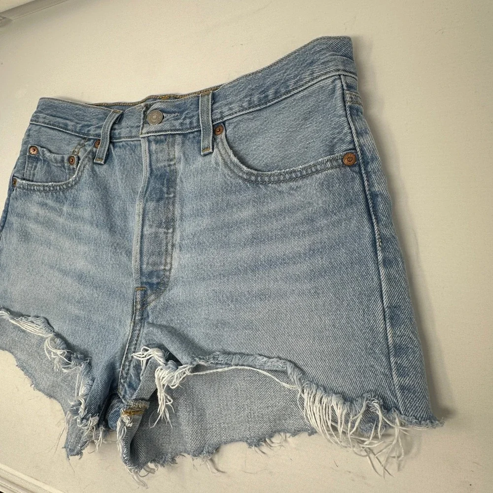 Levis Premium Denim Shorts Womens 28 Light‎ Wash Frayed Hem High Rise Button Fly